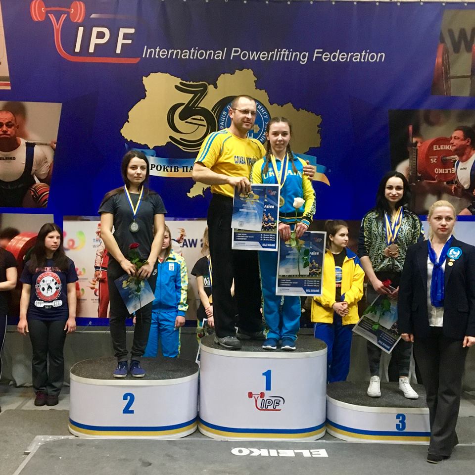 Анастасія Наконечна - чемпіонка, рекордсменка України серед юніорок зі своїм тренером під час нагородження
